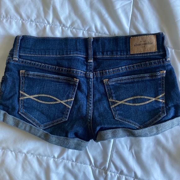 Low rise Abercrombie jean shorts - Picture 2 of 3